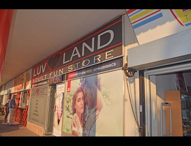 1,205M² RETAIL FOR SALE IN FARRARMERE